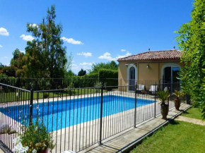 Pretty holiday home with shared pool, L'Isle-sur-la-Sorgue